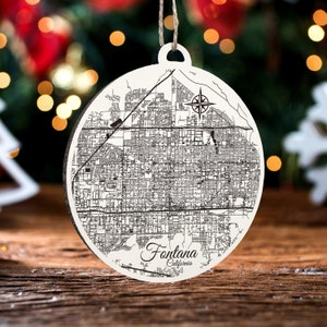 Fontana, Kalifornien runde Verzierung | Gravierte Holz Landkarte Ornament | Handmade Urlaub & Wohndekor | Weihnachtsschmuck