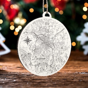 Durham, North Carolina Ornament | Graviertes Kartenornament aus Holz | Handgemachte Weihnachtsdeko | Weihnachtsornament
