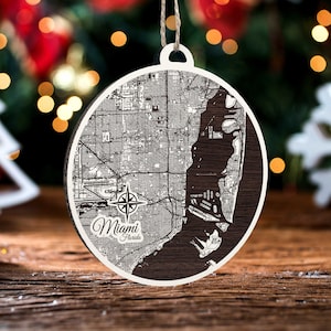 Miami, Florida Weihnachtsornament | Gravierte Holz Landkarte Ornament | Handmade Urlaub & Wohndekor | Weihnachtsschmuck
