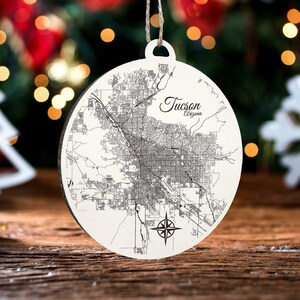 Tucson, Arizona Ornament | Graviertes Kartenornament aus Holz | Handgemachte Weihnachtsdeko | Weihnachtsornament