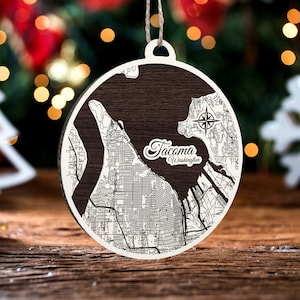 Tacoma, Washington Rundes Ornament | Graviertes Kartenornament aus Holz | Handgemachte Weihnachtsdeko | Weihnachtsornament