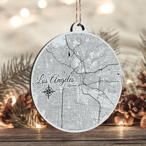 Los Angeles, Kalifornien Ornament | Graviertes Kartenornament aus Holz | Handgemachte Weihnachtsdeko | Weihnachtsornament