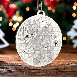 Lincoln, Nebraska Ornament | Graviertes Kartenornament aus Holz | Handgemachte Weihnachtsdeko | Weihnachtsornament