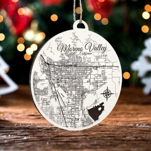 Moreno Valley, Californië Rond Ornament | Gegraveerd houten kaartornament | Handgemaakte vakantie- en woondecoratie | Kerst versiering