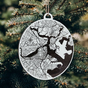 Boston, Massachusetts Weihnachtsornament | Gravierte Holz Landkarte Ornament | Handmade Urlaub & Wohndekor | Weihnachtsschmuck