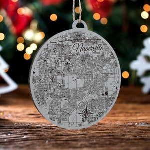 Naperville, Illinois Ornament | Graviertes Kartenornament aus Holz | Handgemachte Weihnachtsdeko | Weihnachtsornament