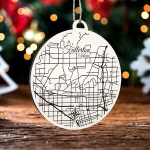Fullerton, Kalifornien Ornament | Graviertes Kartenornament aus Holz | Handgemachte Weihnachtsdeko | Weihnachtsornament