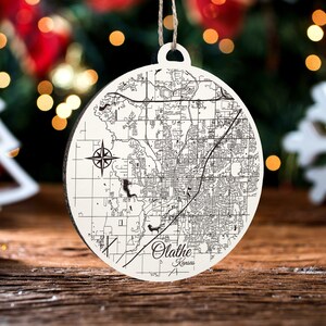 Olathe, Kansas Ornament | Graviertes Kartenornament aus Holz | Handgemachte Weihnachtsdeko | Weihnachtsornament