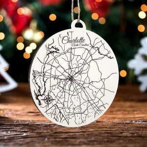 Charlotte, North Carolina Weihnachtsornamente | Gravierte Holz Landkarte Ornament | Handmade Urlaub & Wohndekor | Weihnachtsschmuck