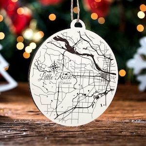 Little Rock, Arkansas Ornament | Gravierte Holz Landkarte Ornament | Handmade Urlaub & Wohndekor | Weihnachtsschmuck