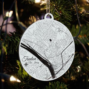 Trenton, New Jersey Ornament | Gravierte Holz Landkarte Ornament | Handmade Urlaub & Wohndekor | Weihnachtsschmuck