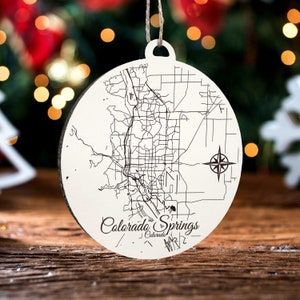 Colorado Springs, Colorado Ornament | Gravierte Holz Landkarte Ornament | Handmade Urlaub & Wohndekor | Weihnachtsschmuck
