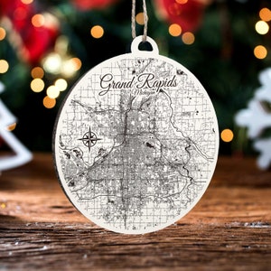 Grand Rapids, Michigan Rundes Ornament | Graviertes Kartenornament aus Holz | Handgemachte Weihnachtsdeko | Weihnachtsornament