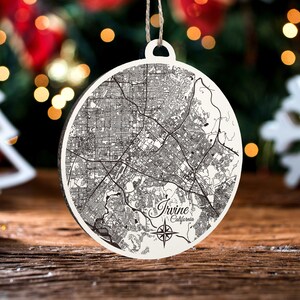 Irvine, Kalifornien Ornament | Graviertes Kartenornament aus Holz | Handgemachte Weihnachtsdeko | Weihnachtsornament
