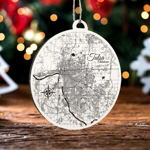 Tulsa, Oklahoma Ornament | Graviertes Kartenornament aus Holz | Handgemachte Weihnachtsdeko | Weihnachtsornament