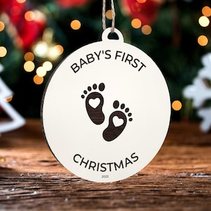 Babys erste Weihnachtsverzierung | Graviertes Kartenornament aus Holz | Handgemachte Weihnachtsdeko | Weihnachtsornament