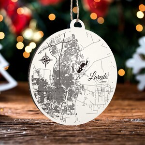 Laredo, Texas Runde Verzierung | Gravierte Holz Landkarte Ornament | Handmade Urlaub & Wohndekor | Weihnachtsschmuck
