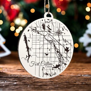 Fort Collins, Colorado runde Verzierung | Gravierte Holz Landkarte Ornament | Handmade Urlaub & Wohndekor | Weihnachtsschmuck