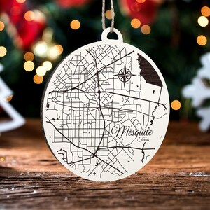 Mesquite, Texas Ornament | Graviertes Kartenornament aus Holz | Handgemachte Weihnachtsdeko | Weihnachtsornament