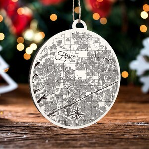 Frisco, Texas runde Verzierung | Gravierte Holz Landkarte Ornament | Handmade Urlaub & Wohndekor | Weihnachtsschmuck