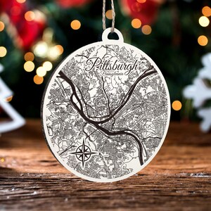 Pittsburgh, Pennsylvania Ornament | Gravierte Holz Landkarte Ornament | Handmade Urlaub & Wohndekor | Weihnachtsschmuck