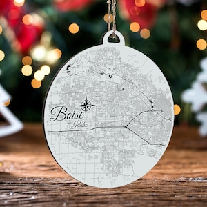 Boise, Idaho Ornament | Graviertes Kartenornament aus Holz | Handgemachte Weihnachtsdeko | Weihnachtsornament