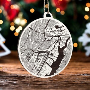Newark, New Jersey Ornament | Graviertes Kartenornament aus Holz | Handgemachte Weihnachtsdeko | Weihnachtsornament