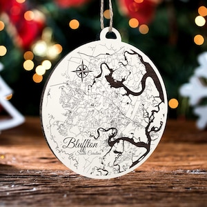 Bluffton, South Carolina Ornament | Graviertes Kartenornament aus Holz | Handgemachte Weihnachtsdeko | Weihnachtsornament