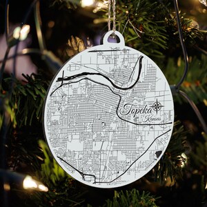 Topeka, Kansas Ornament | Graviertes Kartenornament aus Holz | Handgemachte Weihnachtsdeko | Weihnachtsornament