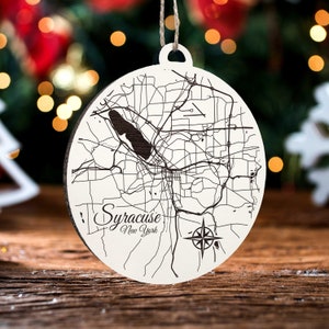 Siracuse, New York Ornament | Gravierte Holz Landkarte Ornament | Handmade Urlaub & Wohndekor | Weihnachtsschmuck