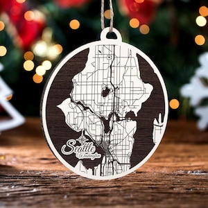 Seattle, Washington Ornament | Graviertes Kartenornament aus Holz | Handgemachte Weihnachtsdeko | Weihnachtsornament