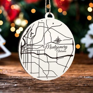Montgomery, Alabama Ornament | Graviertes Kartenornament aus Holz | Handgemachte Weihnachtsdeko | Weihnachtsornament