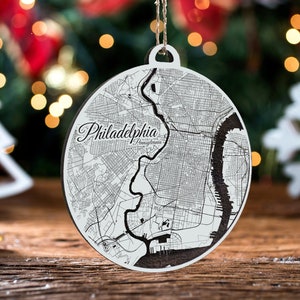 Philadelphia, Pennsylvania-ornament | Gegraveerd houten kaartornament | Handgemaakte vakantie- en woondecoratie | Kerst versiering