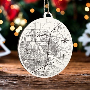 McKinney, Texas Rundes Ornament | Graviertes Kartenornament aus Holz | Handgemachte Weihnachtsdeko | Weihnachtsornament