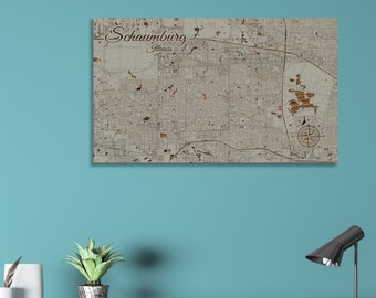 Puede incluir: Un mapa de madera de Schaumburg, Illinois, con una rosa de los vientos en la esquina inferior derecha. El mapa está sobre un fondo beige claro con líneas y texto marrones.