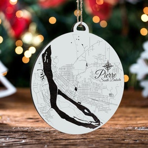 Pierre, South Dakota Ornament | Gravierte Holz Landkarte Ornament | Handmade Urlaub & Wohndekor | Weihnachtsschmuck