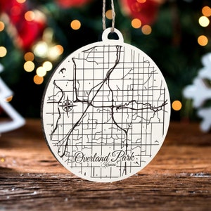 Overland Park, Kansas Runde Ornament | Graviertes Kartenornament aus Holz | Handgemachte Weihnachtsdeko | Weihnachtsornament