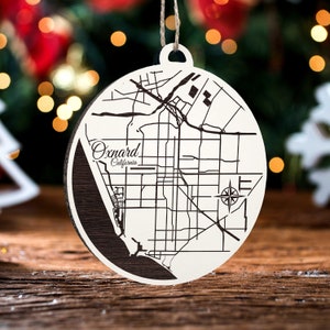 Oxnard, Kalifornien runde Verzierung | Gravierte Holz Landkarte Ornament | Handmade Urlaub & Wohndekor | Weihnachtsschmuck