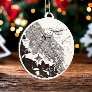 Fremont, Kalifornien runde Verzierung | Gravierte Holz Landkarte Ornament | Handmade Urlaub & Wohndekor | Weihnachtsschmuck
