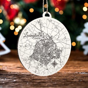 Lexington, Kentucky Ornament | Graviertes Kartenornament aus Holz | Handgemachte Weihnachtsdeko | Weihnachtsornament