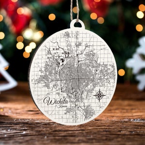 Wichita, Kansas Ornament | Graviertes Kartenornament aus Holz | Handgemachte Weihnachtsdeko | Weihnachtsornament