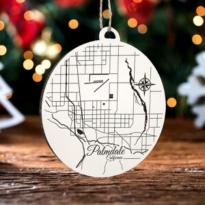 Palmdale, Kalifornien Schmuck | Gravierte Holz Landkarte Ornament | Handmade Urlaub & Wohndekor | Weihnachtsschmuck