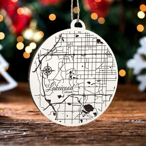 Lakewood, Colorado Ornament | Gravierte Holz Landkarte Ornament | Handmade Urlaub & Wohndekor | Weihnachtsschmuck
