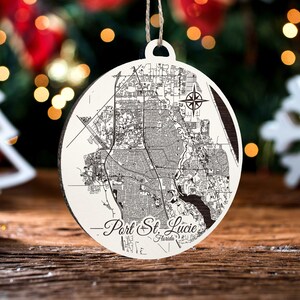 Port St. Lucie, Florida runde Verzierung | Gravierte Holz Landkarte Ornament | Handmade Urlaub & Wohndekor | Weihnachtsschmuck