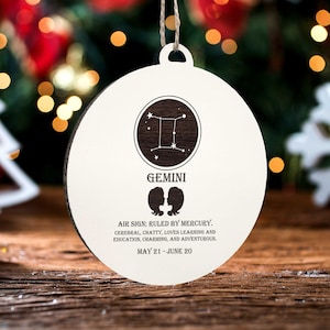 Zwilling Sternzeichen Ornament | Graviertes Kartenornament aus Holz | Handgemachte Weihnachtsdeko | Weihnachtsornament