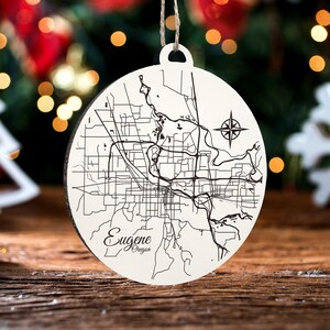 Eugene, Oregon Ornament | Graviertes Kartenornament aus Holz | Handgemachte Weihnachtsdeko | Weihnachtsornament