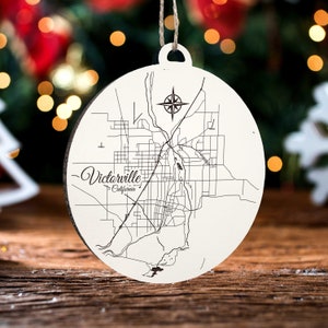 Victorville, Kalifornien Weihnachtsschmuck | Gravierte Holz Landkarte Ornament | Handmade Urlaub & Wohndekor | Weihnachtsschmuck