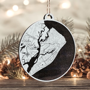 1960er Jahre Skyline mit Hl. Häusern Gravierte Holz Landkarte Ornament | Handmade Urlaub & Wohndekor | Weihnachtsschmuck