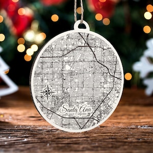 Santa Ana, Kalifornien Ornament | Graviertes Kartenornament aus Holz | Handgemachte Weihnachtsdeko | Weihnachtsornament