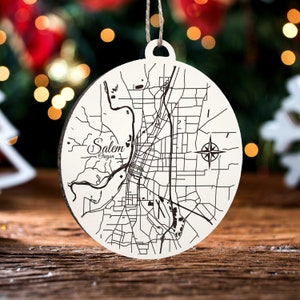 Salem, Oregon Ornament | Graviertes Kartenornament aus Holz | Handgemachte Weihnachtsdeko | Weihnachtsornament